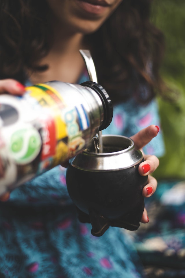 Image d'une personne utilisant un thermos